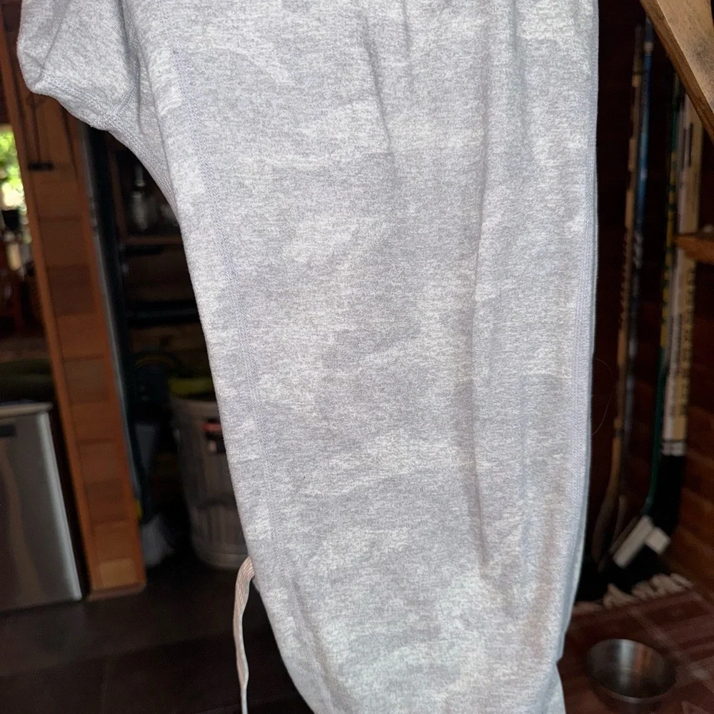 Vuori Light Gray Camo halo joggers - Picture 2 of 4